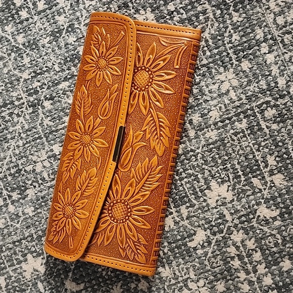 Unique Vintage Handbags - 💥Sale!💥 Floral Leather Wallet
